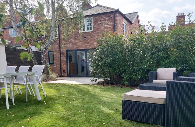 Modern Town House spacious private garden with parking