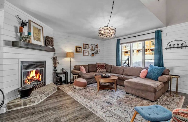 Modern Townhome, 2 Decks, Fireplace