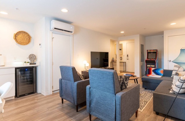 Modern Townhouse on Broadway!