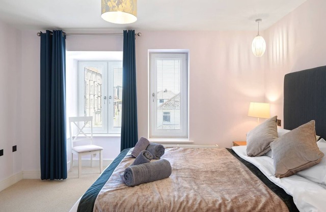 Modern Townhouse w/Parking nr Tolcarne Beach