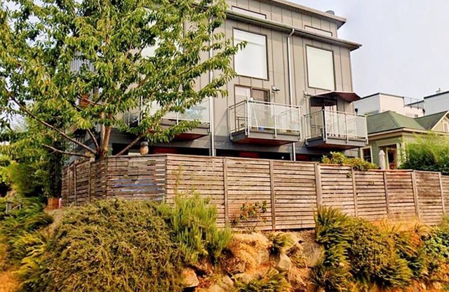 Modern townhouse- with a view! Close to downtown