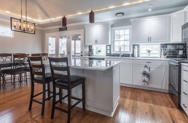 Modern & updated home-quiet neighborhood-perfect for your short/long term needs