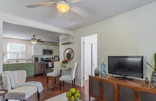 Modern Upstairs Apartment - 2.5 miles from Vista