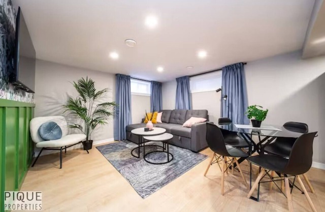 Modern Urban Escape - King Bed - Pet Friendly - Clean!