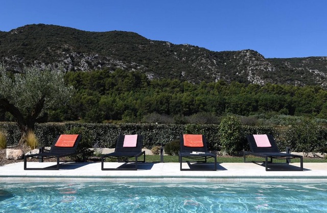 Modern Villa at the foot of the Luberon