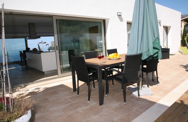 MODERN VILLA MIT POOL UND FANTASTISCHEN MEERBLICK.