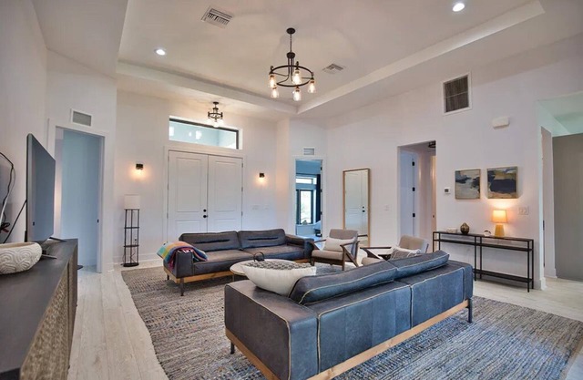 Modern villa near the beach with lanai, outdoor kitchen and fully equipped!