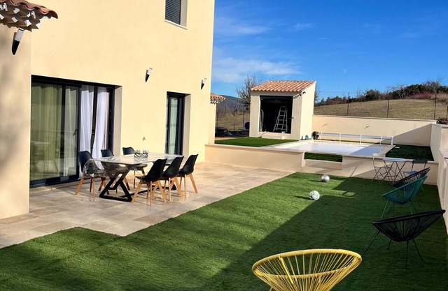 Modern villa with 4 bedrooms, heated pool and panoramic views