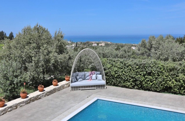 Modern villa with private pool, 5 minutes from the beach