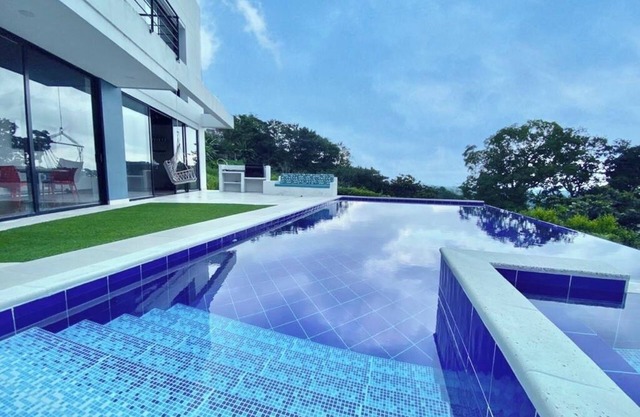 Moderna y Lujosa Casa Campestre en Ibagué con Salón de Juegos