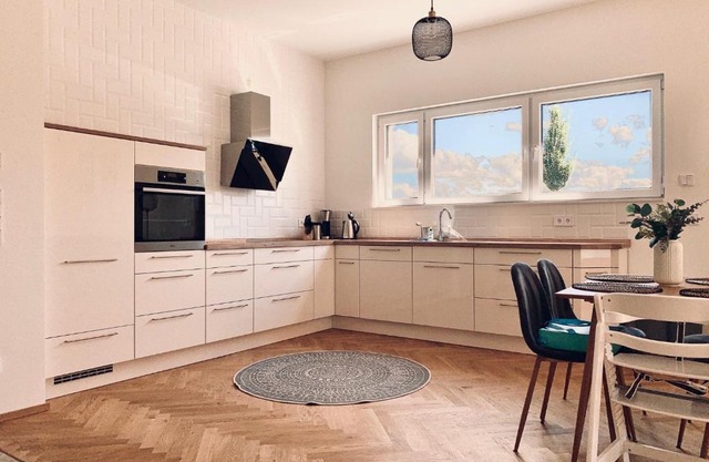 Modernes Apartment am See mit Terrasse