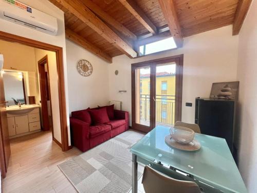 Moderno con Design caldo e accogliente, con parcheggio gratuito e balcone privato, vicino a Fiere, Eventi e Concerti