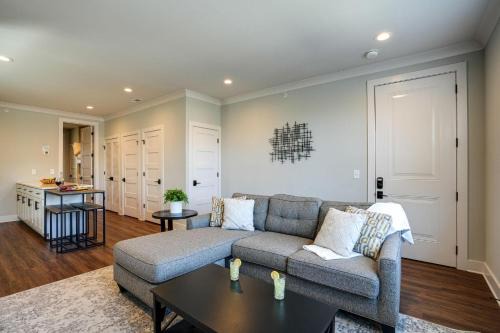 Modest Melrose - 5 Mins to Broadway - Rooftop Deck