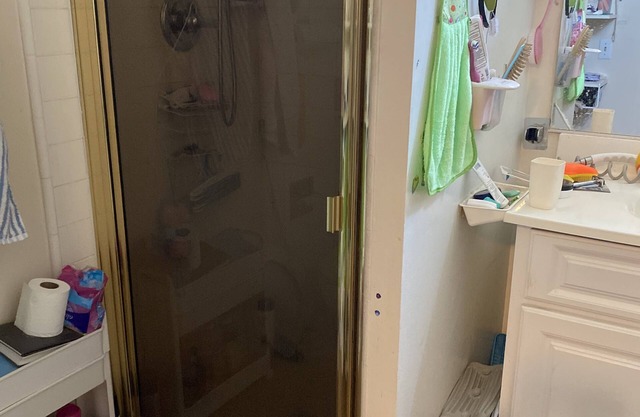 Modest sleeping quarter，cozy quiet private loft. 純過夜不貴的方便小閣樓。