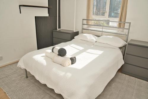 Moments Made Here, Cosy 4-Bed Swiss Cottage, Perfect for 10, Free WiFi