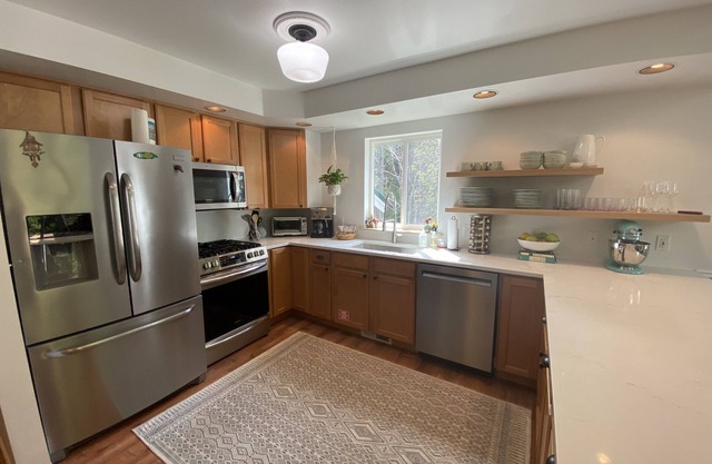 Money Creek Chalet- stunning, bright & spacious w/hot tub for 8 +pets
