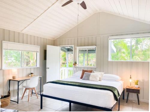 Monstera Bungalow, Spacious, King Bed, Big Kitchen
