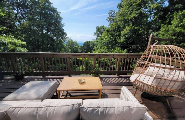 Mont Bleu, A-Frame Cabin w/Hot Tub & Scenic Views