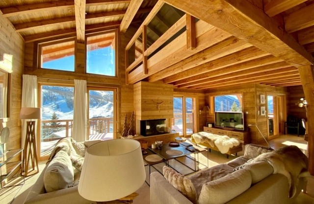 Montgenevre. new Tipamountain chalet, luxury, charm, 185m superb view.