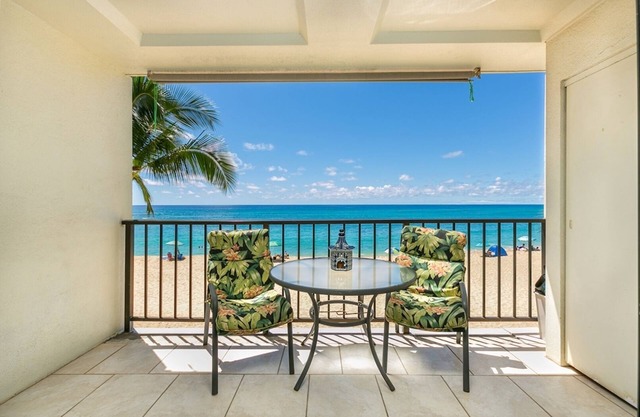 MONTH SPECIAL! AMAZING BEACHFRONT-FREE PKG,WiFi-POOL,HOT TUB,BBQ,BR PORTABLE AC!