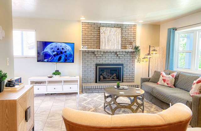 Month to Month/Midterm Rentaln3BR/2BATH Great Mountain View next to AF Academy