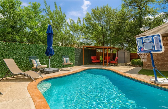Monthly Rental Private Pool, Gated Entry, 2 Living Areas, WFH Office, Near Dining & Hotspots!