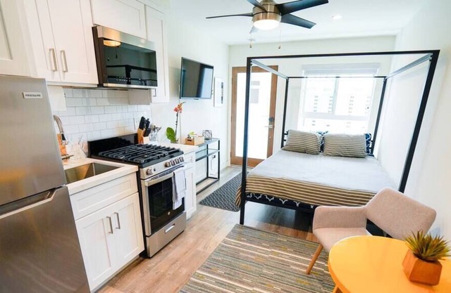 MONTHLY STAY DISCOUNTS! Modern Luxury Studio Pool BBQ Beach
