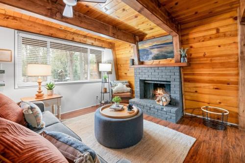 Moonridge Manor Modern, Cozy Retreat with Hottub!