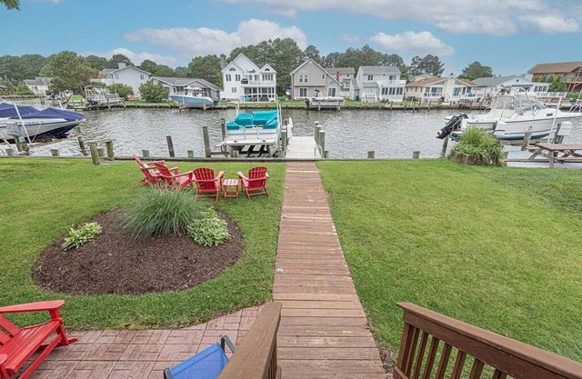 Moonshell - Waterfront, 3 Bedrooms, 2 Bathrooms, Sleeps 6, Non Group Rental