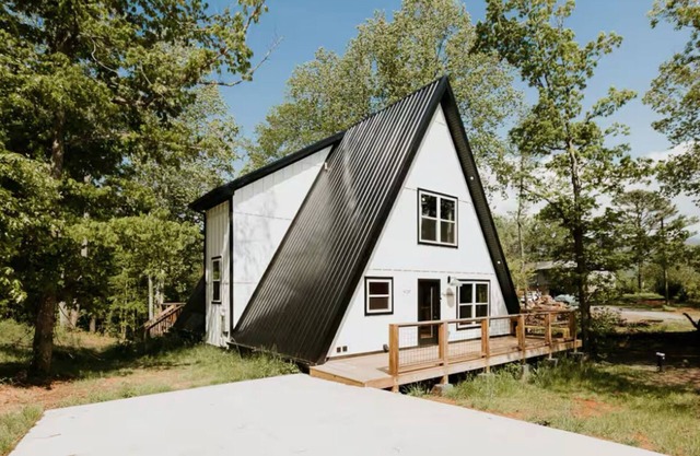 Moonshine Modern! Luxury Design, Hot Tub, Fishing!
