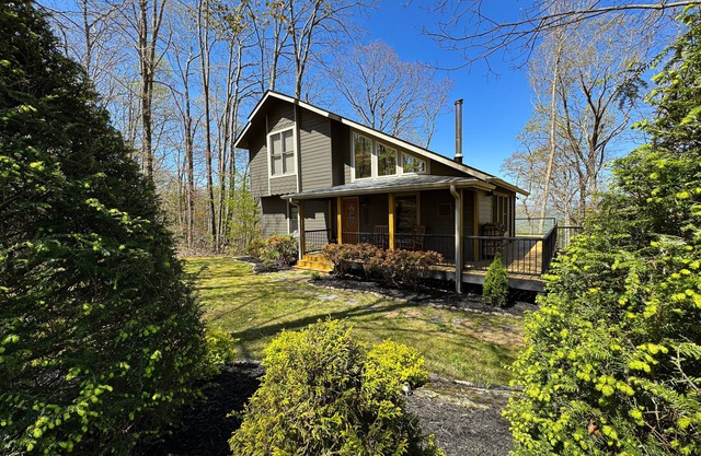 Moonshine Mountain Lodge | A Contemporary Cabin with Stunning Views