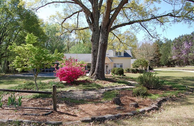 Moores Mill Lodge, with pool and 8 acres, sleeps 11