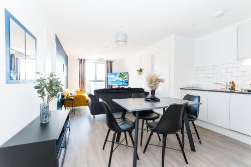 Morden 2 Bed Apartment - Manchester Old Trafford