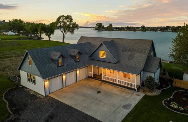 Moses Lake waterfront home w/hot tub, dock, jet ski lifts and more!
