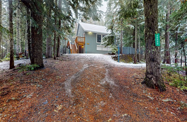 Mount Hood getaway with private hot tub & backyard trail access!