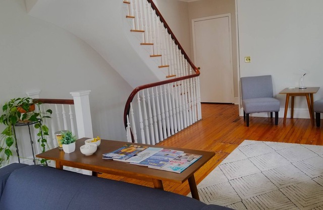 Mount Vernon Town Home 2 floors of living Private Deck Free Parking