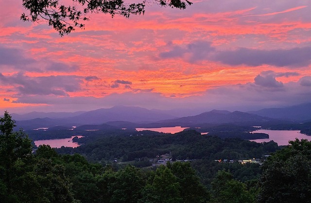 Mountain and Lake views.Feels like home with a view!