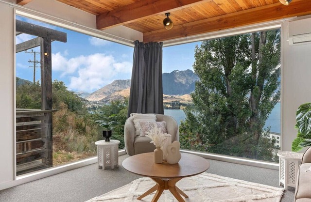 Mountain and lake views, 5 minute drive to Queenstown.