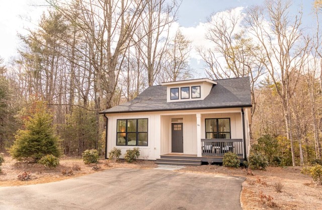 Mountain Breeze Cottage (Short walk to Waterfall!)