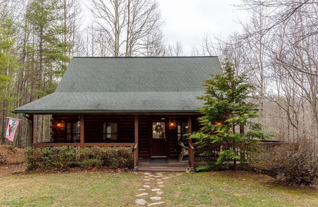Mountain Breezes - Log Home with Hot Tub, Pool Table, Private, 10 mins to West Jefferson!
