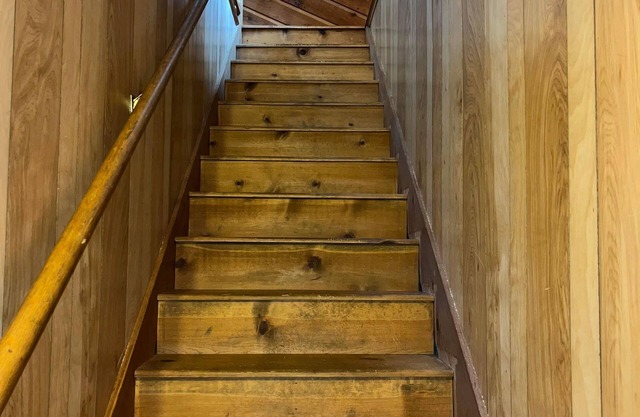 Mountain cabin/hot tub/fireplace/Game room/Pet Friendly/long term rental.