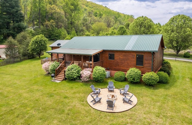 Mountain cabin, Minutes to Casino/Great Smokies National Park, Bikers Welcome