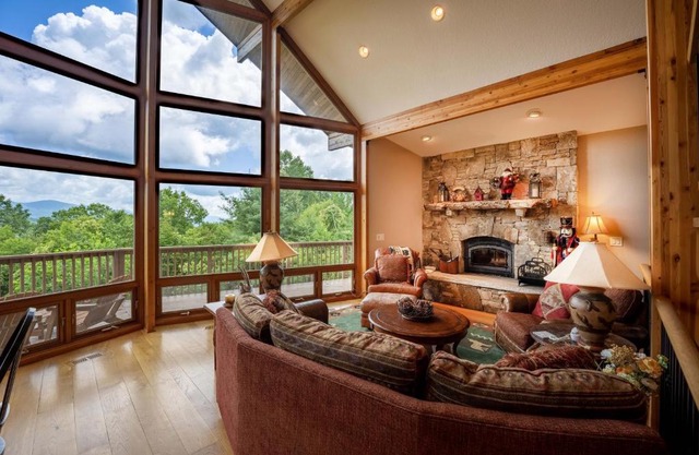 -Mountain Chalet Getaway with Breathtaking View Next to Tail of Dragon-