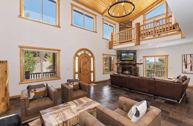 Mountain Chic by Destination Big Bear : Gorgeous Log Home Located in Castle Glen Estates! Game Room! Lake Views!