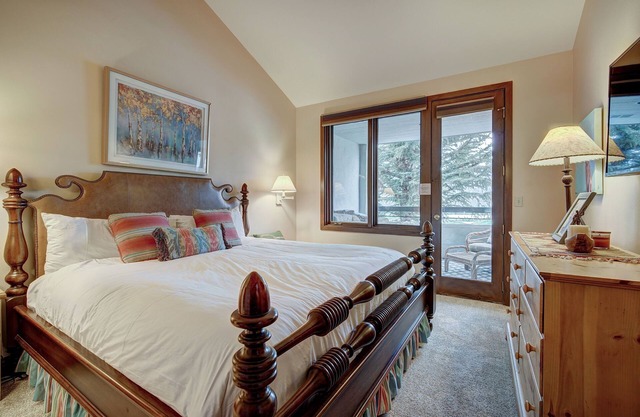Mountain Condo + Fireplace & Private Balcony