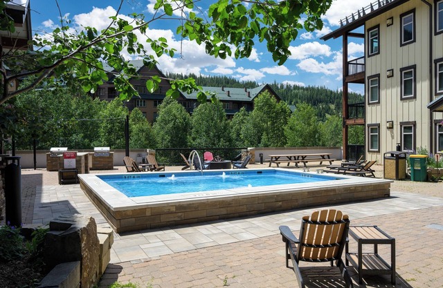 Mountain condo w/balcony steps to gondola & spa