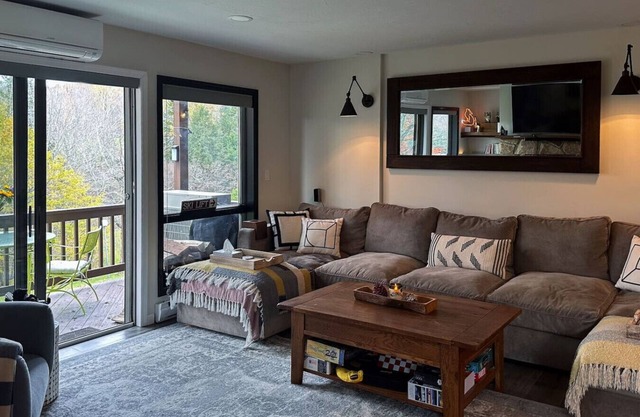 Mountain Condo w Modern CabinStyle @Hunter&Windham