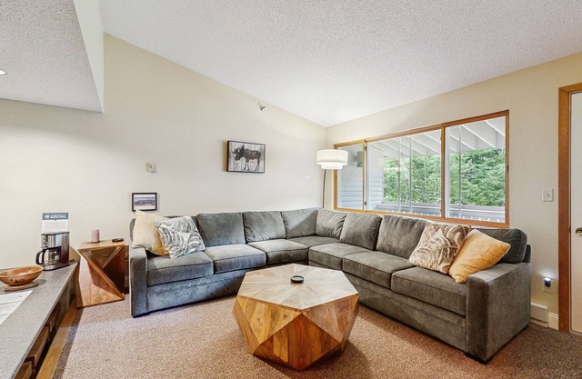 Mountain condo w/shared indoor hot tub & pool - ski-in/ski-out access