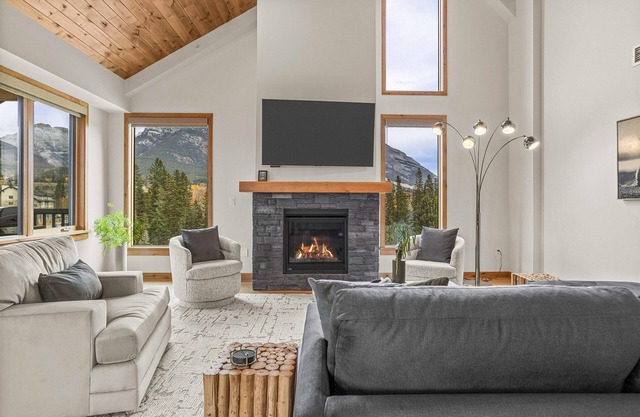 Mountain Dreams Penthouse | Hot Tub & Panoramic Views | New in Spring Creek
