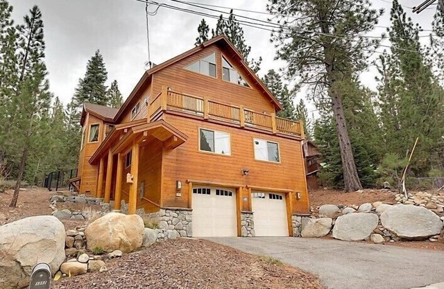 Mountain Escape, Hot Tub, Near Trails & Resort